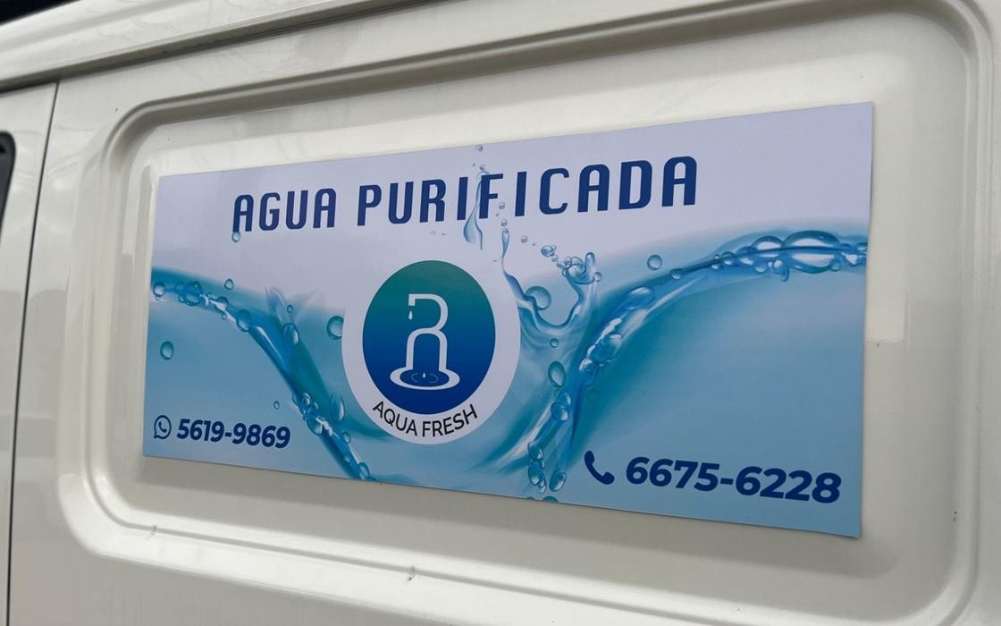 Camioneta de reparto de Aqua Fresh con sus números de contacto